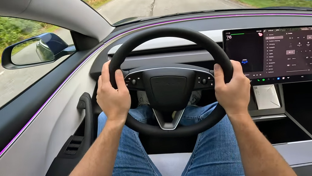 Premières images officielles de la Tesla Model 3 avec tablette tactile  géante - Challenges