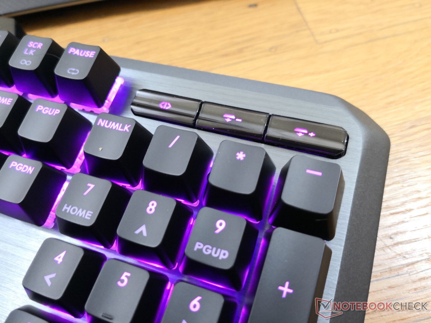 Le clavier Cooler Master MK850 IR veut rendre obsolètes vos manettes de  Playstation et de XBox -  News