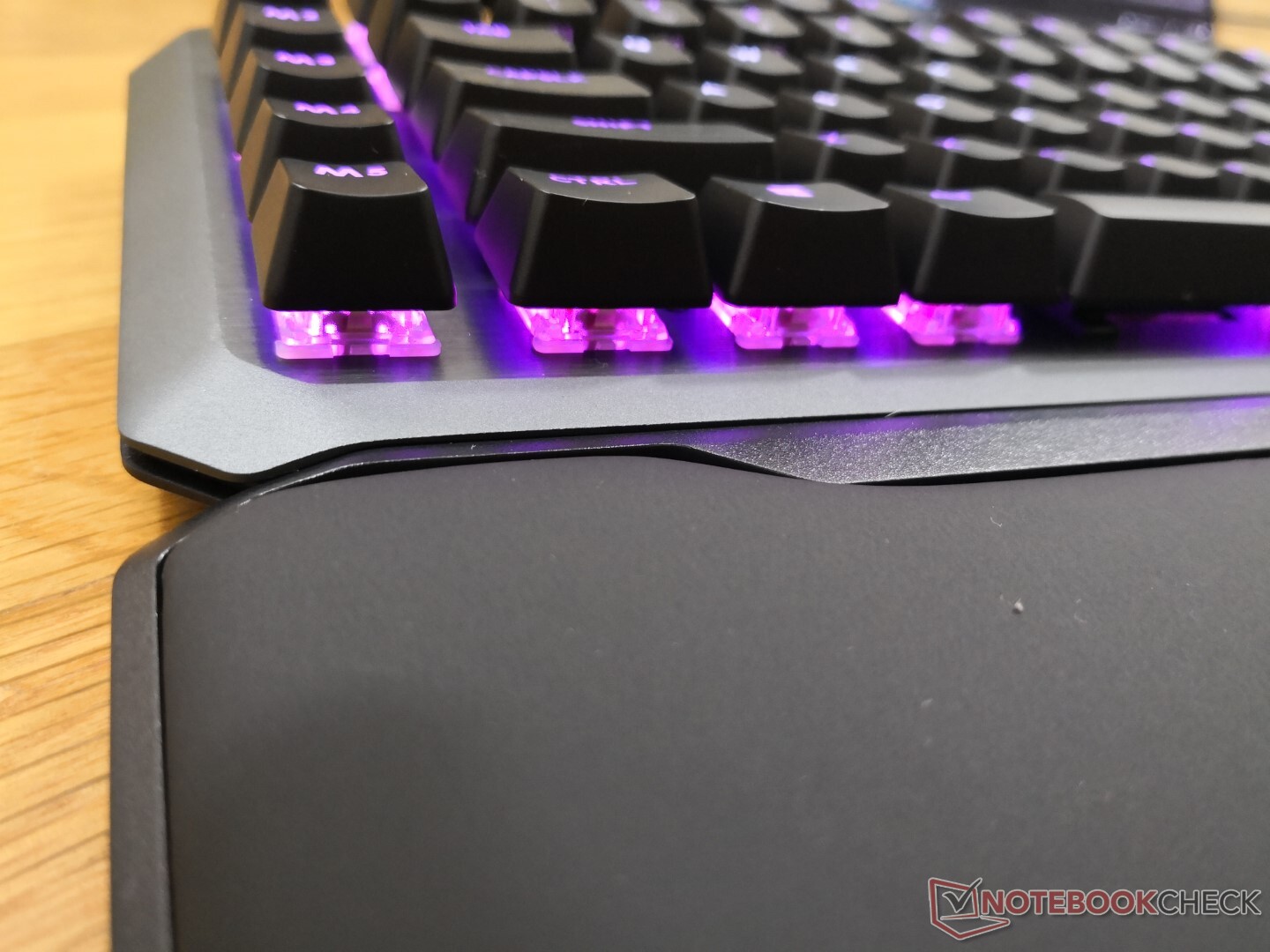 Le clavier Cooler Master MK850 IR veut rendre obsolètes vos manettes de  Playstation et de XBox -  News