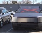 Un Cybertruck Tesla dégradé. La police du Colorado arrête un suspect lié à de multiples attaques contre des magasins Tesla (Image source : CBS Colorado)