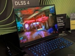 Razer Blade 16 à la GDC 2025 exécutant Cyberpunk 2077 avec DLSS 4 actif (Image source : Notebookcheck)