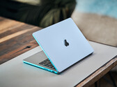 Les MacBook Pros bénéficieront de la technologie d'affichage OLED en tandem de l'iPad Pro dès 2026, ce qui permettra d'obtenir des designs plus fins. (Source : Notebookcheck)