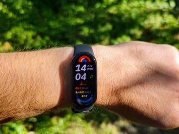 L'écran du Smart Band 9 est très facile à lire au soleil.