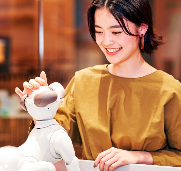 Le chien robotique Aibo est alimenté par des services d'IA fonctionnant dans le nuage pour apprendre de nouveaux tours, identifier les visages et contourner les obstacles. (Source de l'image : Sony)