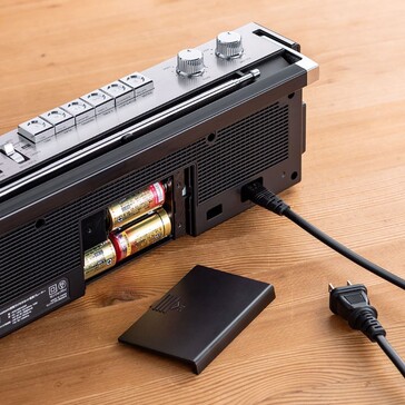 Le boombox à cassettes Sanwa peut fonctionner environ 50 heures avec 4 piles de taille C. (Source : Sanwa Supply)