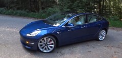La Tesla Model 3 Performance 2018 est une excellente berline dotée d'une batterie de 75 kWh. (Source de l'image : Redline Reviews via YouTube)