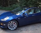 La Tesla Model 3 Performance 2018 est une excellente berline dotée d'une batterie de 75 kWh. (Source de l'image : Redline Reviews via YouTube)