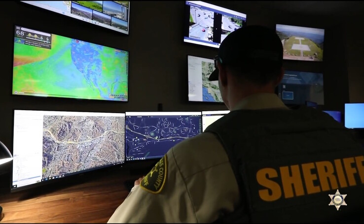 Le LASD Watch Center permet aux adjoints d'effectuer des patrouilles en regardant les images des caméras en direct, d'identifier les criminels et les activités criminelles, et d'envoyer des voitures de patrouille. (Source de l'image : LASD sur Facebook)