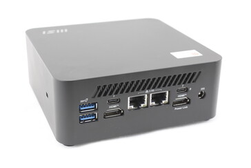 Arrière : 2x USB-A 3.2 Gen. 2 (10 Gbps), 2x USB-C avec Thunderbolt 4 + Power Delivery + DisplayPort, 2x HDMI 2.1, 2x RJ-45 (2,5 Gbps), adaptateur secteur en forme de tonneau