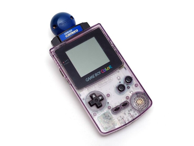 L'appareil photo Game Boy sur le dessus du Game Boy Color (Source : Wikipedia)