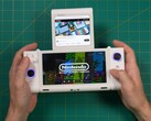 Russ de Retro Game Corps tenant la console de jeu portable à double écran OneXSugar Sugar 1, avec un jeu Nintendo sur l'écran principal et une vidéo YouTube sur l'écran secondaire. (Source de l'image : Retro Game Corps sur YouTube)