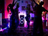 Les produits JBL PartyLight offrent des effets d'éclairage synchronisés avec la musique. (Source de l'image : JBL)