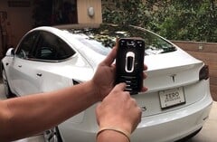 Tesla lance une version édulcorée de Smart Summon en Europe et au Moyen-Orient (Source : Hector Perez sur YouTube)