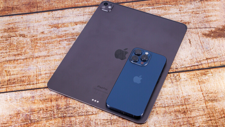 l'iPad Pro 13 et l'iPhone 15 Pro Max (Photo : Daniel Schmidt)