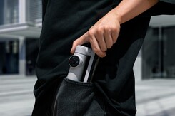 Le Flow Pro peut être emporté lorsqu'il est replié (Source de l'image : Insta360)