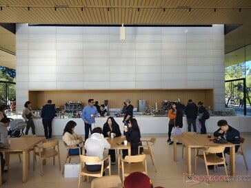 Le café du Apple Cafe est bon et porte le logo Apple.