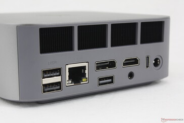 Arrière : USB-A 3.2 (10 Gbps), USB-A 2.0 (480 Mbps), RJ-45 (2,5 Gbps), DisplayPort 1.4 (4K@144), USB-A 2.0 (480 Mbps), HDMI 2.1 (4K@120), casque 3,5 mm, USB-C 4.0 avec DisplayPort + Power Delivery (40 Gbps), adaptateur secteur