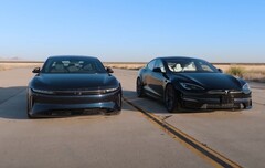 Le face-à-face ultime des voitures électriques : la Lucid Air, 250 000 $, affronte la Tesla Model S Plaid, 111 000 $. (Source de l'image : Edmunds Cars via YouTube)