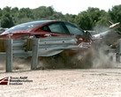 La Model 3 déchire la glissière de sécurité lors d'un crash test (Image credit : TTI)