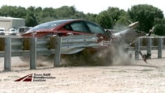 La Model 3 déchire la glissière de sécurité lors d&#039;un crash test (Image credit : TTI)