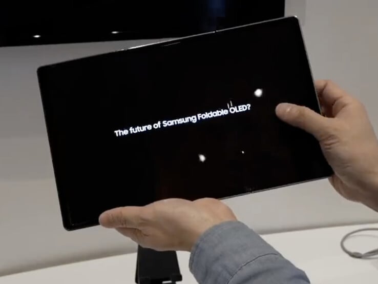 Le Flex G se déplie pour créer une toile de 10 pouces. (Source de l'image : Samsung Display)