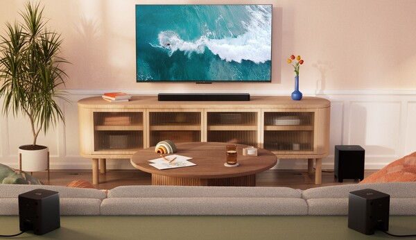 La Fire TV Soundbar Plus peut être achetée séparément ou avec un caisson de basse externe et des enceintes surround. (Source de l'image : Amazon)