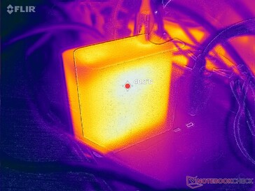 L'adaptateur CA atteint plus de 40 °C lorsque les charges sont élevées