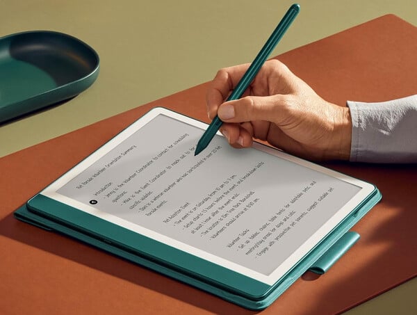 Le Kindle Scribe 2024 est disponible en deux couleurs, dont le jade métallique (source : Amazon)