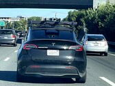 Cette Tesla Model Y est équipée d'une unité LiDAR montée sur le toit, ce qui laisse penser qu'elle est utilisée pour tester le futur robotaxi de Tesla. (Source de l'image : Steve Krawczyk/The Verge)