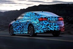 Le VW ID.7, fortement camouflé, a été démasqué par des graphistes talentueux (Image : Volkswagen)