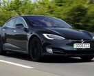 Cette Tesla au kilométrage élevé est toujours équipée de sa batterie et de son moteur d'origine (Image source : Autotrader/YT)