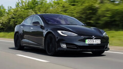 Cette Tesla au kilométrage élevé est toujours équipée de sa batterie et de son moteur d&#039;origine (Image source : Autotrader/YT)