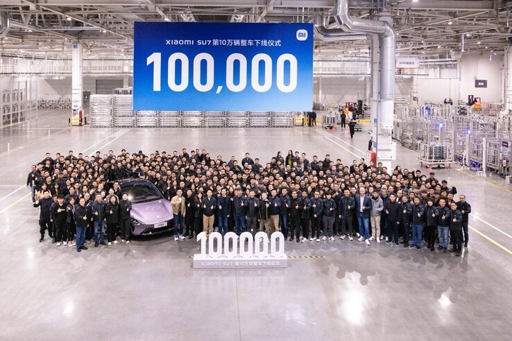 L'équipe EV de Xiaomi célèbre la sortie de sa 100 000e voiture. (Source : Lei Jun via Twitter/X)