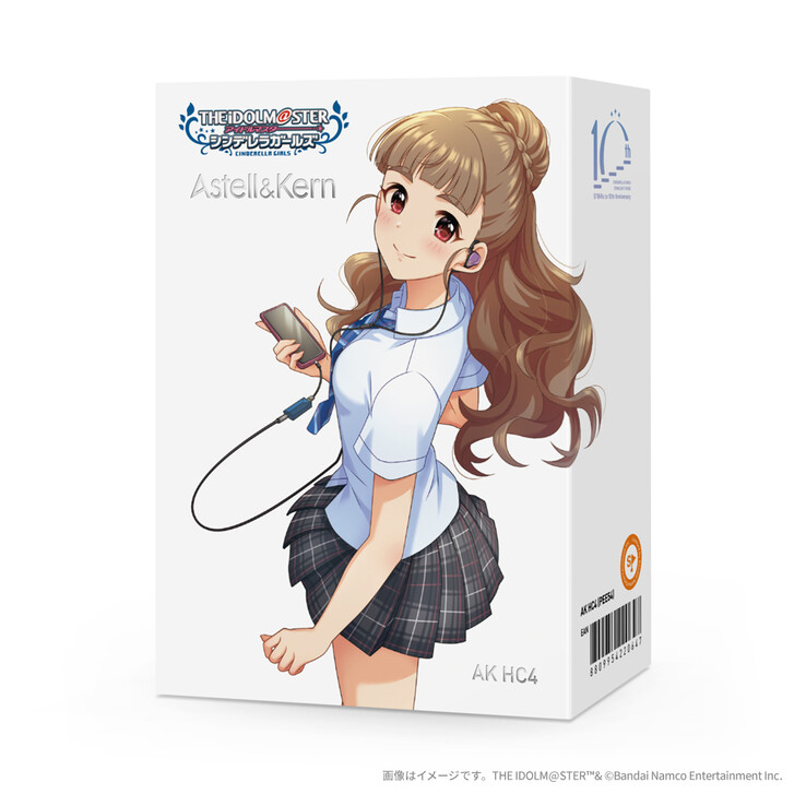 Nao Kamiya orne l'emballage de l'édition limitée du AK HC4 Idolmaster Cinderella Girls Edition USB DAC. (Source de l'image : Bandai Namco)