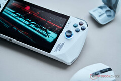 La nouvelle mise à jour Adrenalin Edition d'AMD pourrait apporter des améliorations substantielles en termes d'autonomie de batterie aux ordinateurs de poche de jeu tels que le ROG Ally, illustré. (Source de l'image : Notebookcheck)