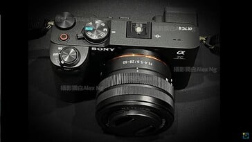 La modification la plus importante apportée au Sony A7CII est sans doute l'ajout d'une molette de défilement sur la poignée avant de l'appareil. (Source de l'image : Alex NG sur YouTube)