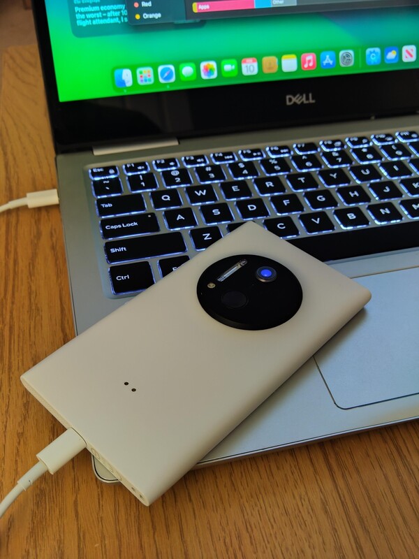 Le LumiPhone est doté d'un port Lightning, qui remplace le port micro USB du Lumia 1020. (Source de l'image : Reddit)