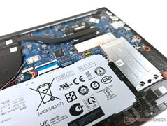 Un emplacement SSD libre (couvert)