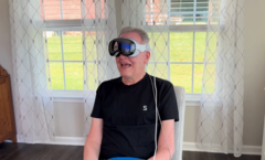 Mark (64 ans) a pu jouer au Solitaire en utilisant ses pensées, le BCI de Synchron et le casque Vision Pro de Apple. (Source de l&#039;image : Business Wire) 