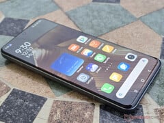 Le Xiaomi 16 Pro pourrait être un peu plus grand que le Xiaomi 15 Pro que nous avons examiné le mois dernier. (Source de l&#039;image : Notebookcheck)