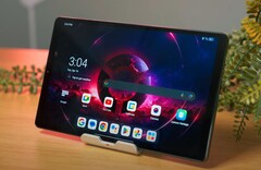 La populaire tablette de jeu Legion Y700 de Lenovo a été lancée à l&#039;étranger sous le nom de Legion Tab. (Source de l&#039;image : TechniQualities via YouTube)