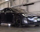 La Tesla Model S présentée dans la dernière vidéo d'AutoTrader a parcouru 430 000 miles avec sa batterie et ses moteurs d'origine. (Source : AutoTrader UK via YouTube)