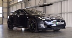 La Tesla Model S présentée dans la dernière vidéo d&#039;AutoTrader a parcouru 430 000 miles avec sa batterie et ses moteurs d&#039;origine. (Source : AutoTrader UK via YouTube)