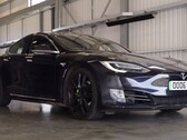 La Tesla Model S présentée dans la dernière vidéo d'AutoTrader a parcouru 430 000 miles avec sa batterie et ses moteurs d'origine. (Source : AutoTrader UK via YouTube)