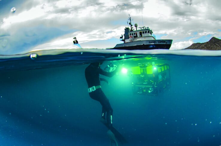 Le MiniROV peut facilement fonctionner en surface et à des profondeurs allant jusqu'à 1 000 mètres (Source de l'image : MBARI)