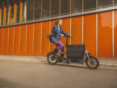 Le vélo cargo électrique Car.los V1 peut être plié. (Source de l&#039;image : Car.los)