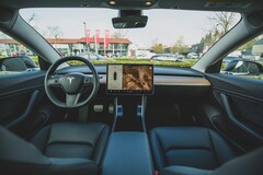 La conduite autonome intégrale de Tesla est une option de 8 000 dollars à l&#039;achat d&#039;un véhicule, avec un abonnement ultérieur de 99 dollars par mois. (Source de l&#039;image : Bram Van Oost)