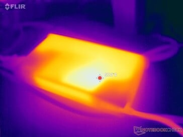 L'adaptateur CA atteint plus de 57°C en cas d'utilisation intensive