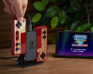 Les manettes Famicom sans fil utilisent les Joy-Con de la Switch pour se recharger. (Source de l'image : Nintendo Japan sur X)