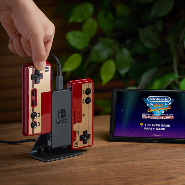 Le socle de recharge Joy-Con peut également recharger les manettes NES. (Source de l'image : Nintendo)